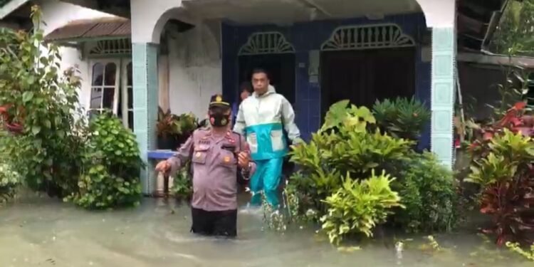 Tanggap bencana, Polres Lingga Dan Polsek Singkep Barat Lakukan Pengamanan Dan Bantu Warga Di Lokasi Bencana.