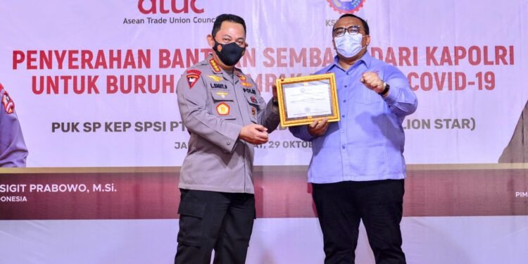 Bagikan Ribuan Sembako, Kapolri Titip Pesan Buruh Tetap Jaga Prokes.