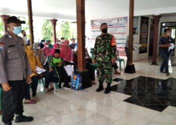 Sinergritas TNI Polri Di Desa Gunung, Dukung Kegiatan Vaksinasi.