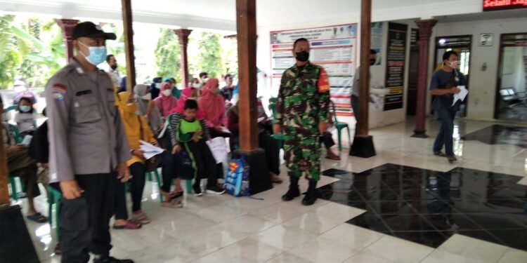 Sinergritas TNI Polri Di Desa Gunung, Dukung Kegiatan Vaksinasi.