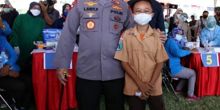 Tinjau Vaksinasi Di Surabaya, Kapolri: Datangi Dan Layani Warga Yang Ada Di Titik Tak Terjangkau.