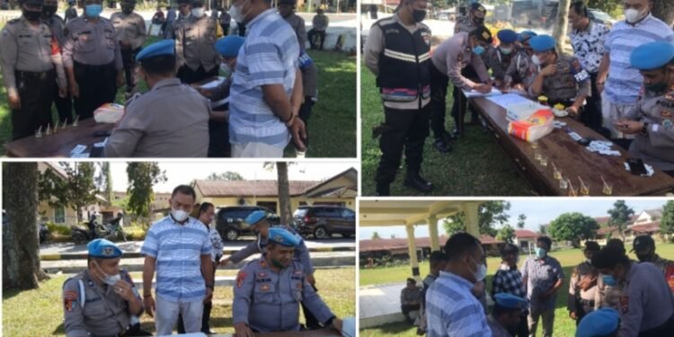Personel Polres Simalungun Mendadak Di Tes Urine, Kapolres bersama Wakapolres Memberikan Contoh Ikut Test Urine.