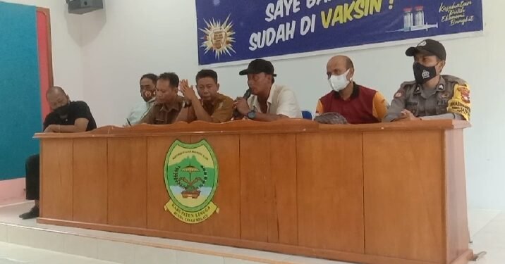 Gelar Musyawarah Di Balai Desa, Warga Pemanfaat Sumber Air Desak Kontraktor Sediakan Air Bersih.