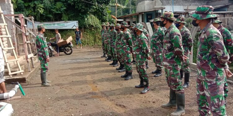Anggota Kodim 0808/Blitar, Laksanakan Karya Bhakti Bersama Warga Dalam Rangka Rehab Mushola.