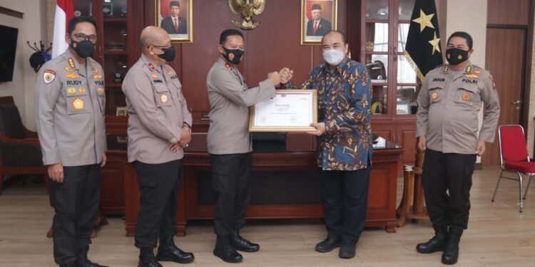 Kapolda Kepri Menerima Penghargaan BMN Awards Terbaik Ke-3 Dari DitJen Kekayaan Kemenkeu RI.