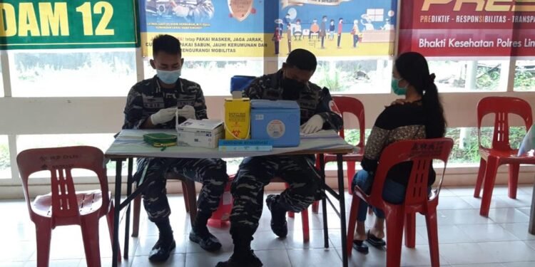 TNI AL Dabo Singkep Terus Adakan Serbuan Vaksinasi Maritim Guna Terbentuknya Herd Immunity.