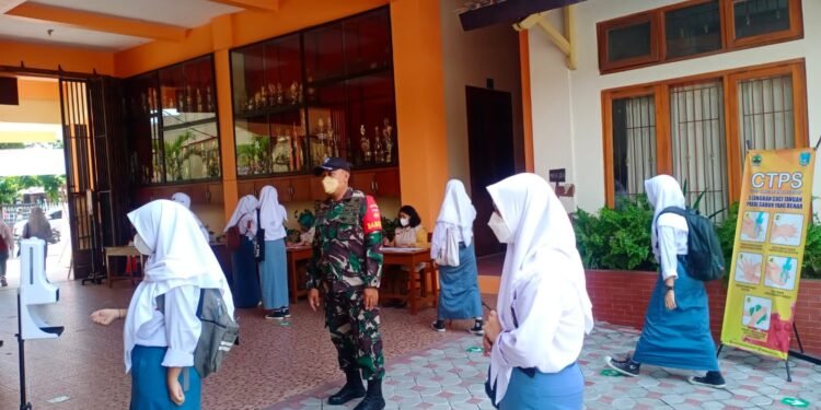 Serda Tito Cek Prokes Di PTM SMKN 3 Surakarta.