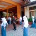 Serda Tito Cek Prokes Di PTM SMKN 3 Surakarta.