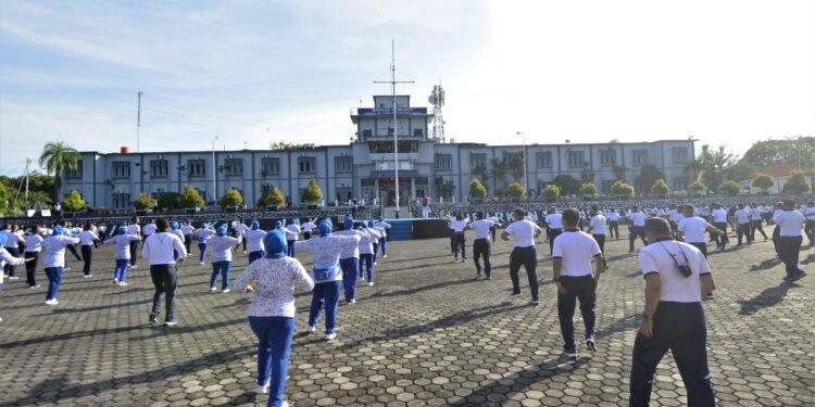 Gending Jalesveva Jayamahe Semarakkan Olahraga Bersama Keluarga Besar Lantamal lV.