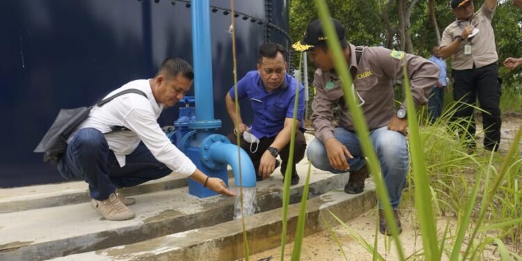 Dengan Melapaskan Bismillah, Bupati Lingga Resmikan SPAM Desa Tajur Biru.