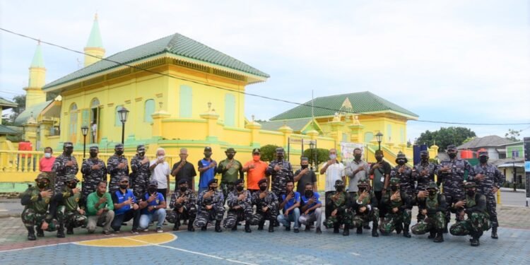 Jelang HUT Ke-76 Korps Marinir, Yonmarhanlan lV Gelar Baksos Bersih-bersih Pantai.