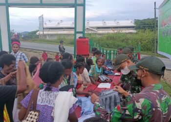 Satgas Yonif 131/Brs Berbagi Kasih Dengan Membagikan Pakaian Di Papua.