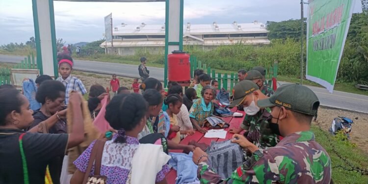 Satgas Yonif 131/Brs Berbagi Kasih Dengan Membagikan Pakaian Di Papua.