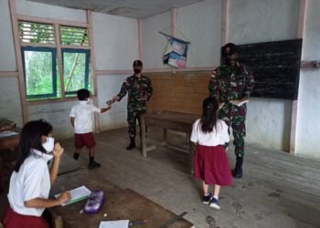 Cerdaskan Anak Bangsa Anggota Satgas Yonif 144/Jy Gadik Matematika Di SDN 01 Perbatasan.