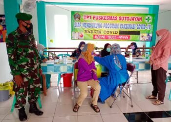 Demi Kesehatan Warga Tetap Terjaga, Babinsa Konsisten Dampingi Kegiatan Vaksinasi Covid-19.