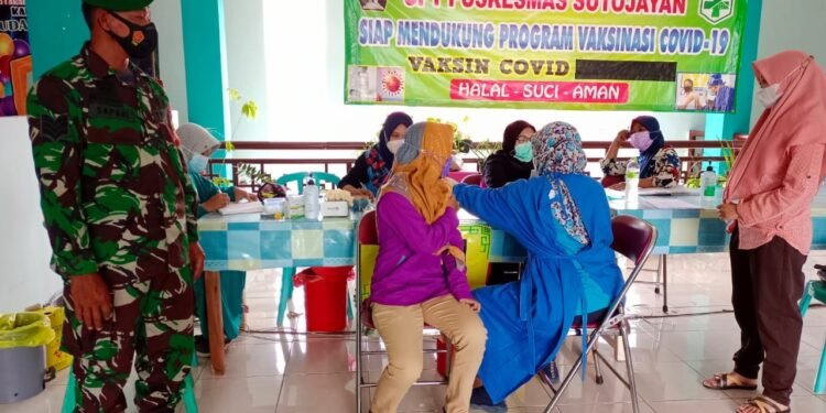 Demi Kesehatan Warga Tetap Terjaga, Babinsa Konsisten Dampingi Kegiatan Vaksinasi Covid-19.