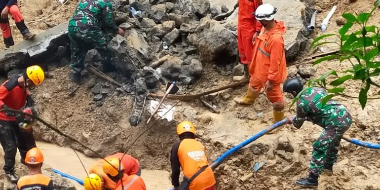 Sigap, Danramil Karanganyar Pimpin Anggotanya Cari Korban Longsor.