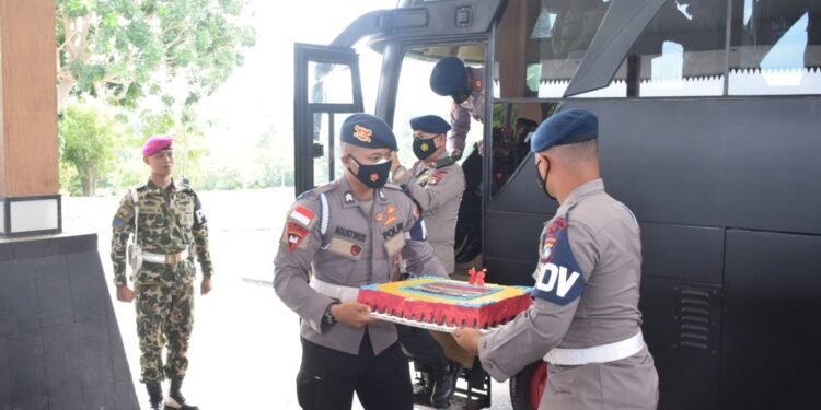 Satbrimob Polda Kepri Berikan Kejutan Kepada Korps Marinir Dalam Rangka HUT Korps Marinir Ke-76.