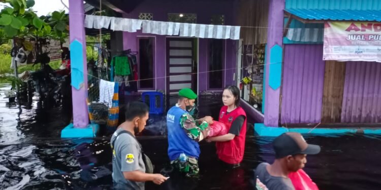 Babinsa Kasongan Lama Bagikan Nasi Bungkus Untuk Warga Korban Banjir.