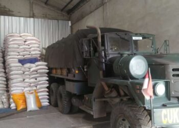 Gunakan Kendaraan Penarik Meriam, Bekangdam XII/Tpr Distribusikan 25 Ton Beras Ke Wilayah Kapuas Hulu.