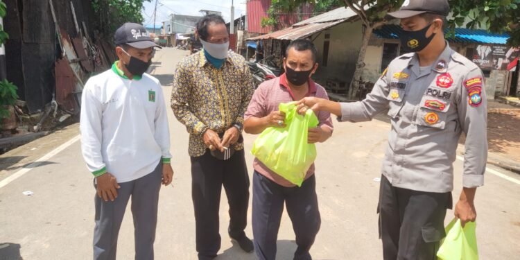 PPKM Level 1, Polsek SBP Tanjungpinang Bagikan Sembako Kepada Masyarakat.