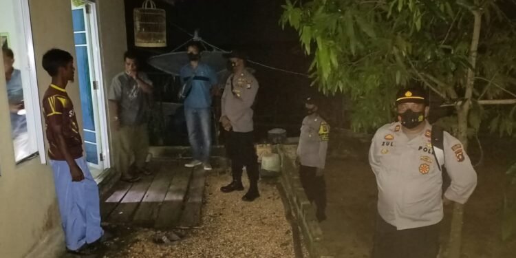 Hingga Malam Hari, Personil Polsek Bintan Timur Laksanakan Pengamanan Kegiatan Pemilihan Kepala Desa Dendun Kecamatan Mantang.