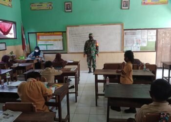 Pastikan Kegiatan PTM Sesuai Prokes, Babinsa Pantau Sekolah Di Wilayah Binaannya.