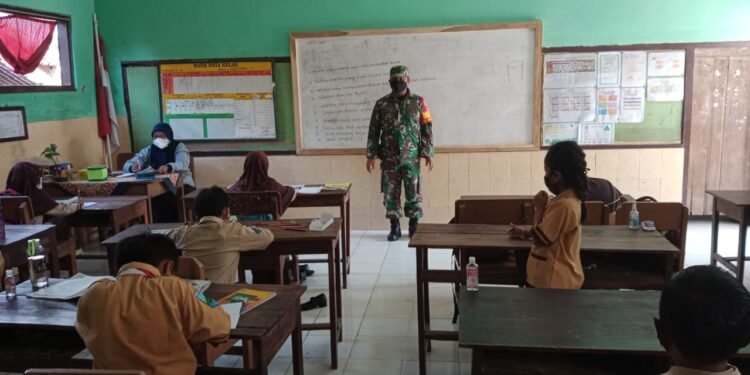 Pastikan Kegiatan PTM Sesuai Prokes, Babinsa Pantau Sekolah Di Wilayah Binaannya.