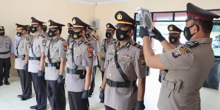 Kapolres Bintan Lantik Pejabat Baru Dan Lepas Pejabat Lama Dalam Upacara Serah Terima Jabatan.