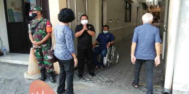 Babinsa Jayengan Selipkan Prokes Dalam Amankan Ibadah Minggu Pagi.