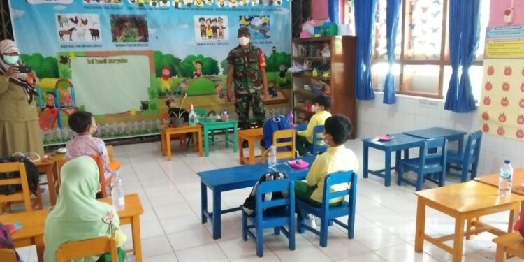 Sertu Rohmad, Sidak PTM Di SD Darusalam Dan TK Aisyah Jayengan.