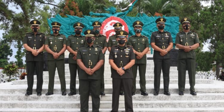 Peringati HUT Ke 58 Korem 081/DSJ, Kodim 0808/Blitar Laksanakan Ziarah Dan Tabur Bunga.