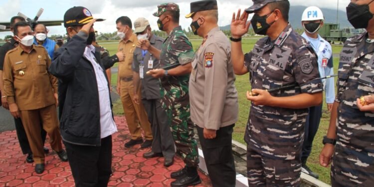 Danlantamal lV Sambut Kedatangan Menkopolhukam RI Dan Mendagri RI Di Natuna.