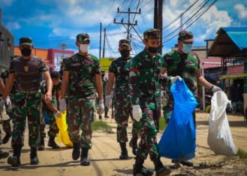 Percepat Pemulihan Pasca Banjir, Kodim Sintang Laksanakan Pembersihan Di Sejumlah Lokasi.