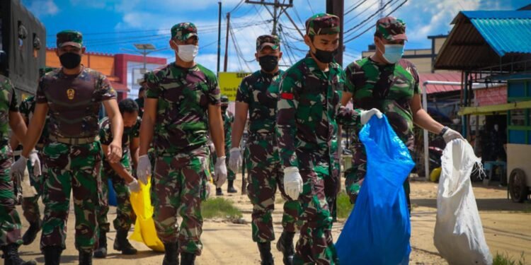 Percepat Pemulihan Pasca Banjir, Kodim Sintang Laksanakan Pembersihan Di Sejumlah Lokasi.