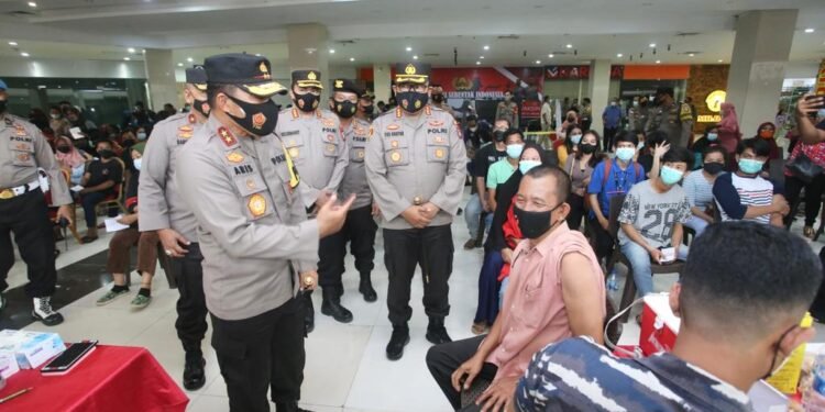 Kapolda Kepri Tinjau Langsung Pelaksanaan Vaksinasi Serentak Indonesia Di Kota Batam.