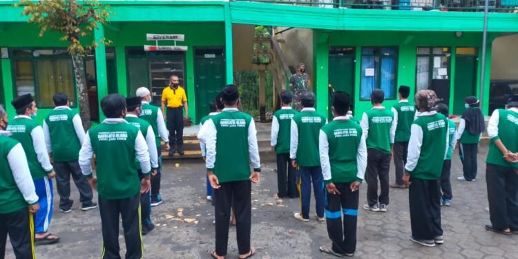 Tingkatkan Disiplin Kader NU, Babinsa Selorejo Latih PPB.