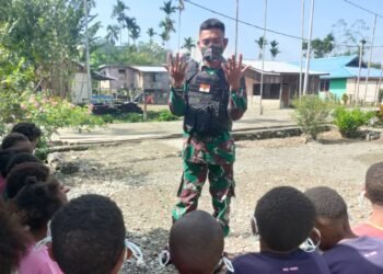 Tetap Patuhi Prokes,TNI Menyambangi Anak-Anak Di Perbatasan Papua.
