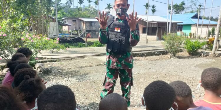 Tetap Patuhi Prokes,TNI Menyambangi Anak-Anak Di Perbatasan Papua.