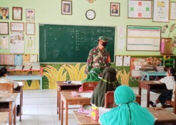 Peduli Pendidikan, Babinsa Sanankulon Pantau PTM Di Wilayah Binaan.