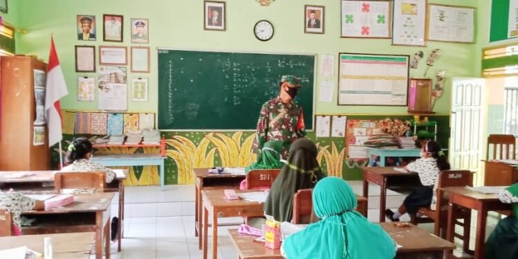 Peduli Pendidikan, Babinsa Sanankulon Pantau PTM Di Wilayah Binaan.