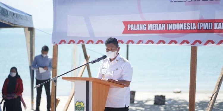 Wabup Lingga buka Kegiatan PMI di Pantai Armifa Pasir Panjang.