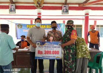 Berikan Rasa Aman, Babinsa Dampingi Penyaluran BLT-DD.