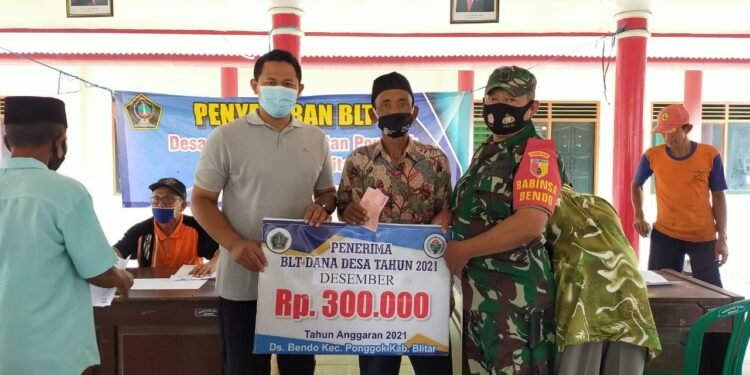 Berikan Rasa Aman, Babinsa Dampingi Penyaluran BLT-DD.