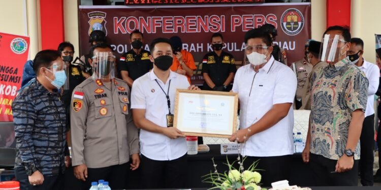 Polres Bintan Terima Penghargaan Dari Plt. Bupati Bintan.