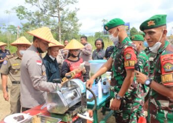 Kenalkan Program Unggulan, Satgas Pamtas Yonif Mekanis 643/Wns Panen Serentak Tanaman Sorgum Di Perbatasan.
