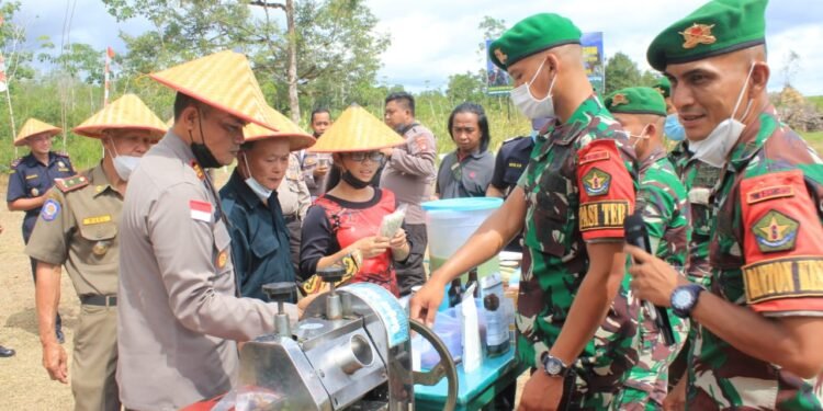 Kenalkan Program Unggulan, Satgas Pamtas Yonif Mekanis 643/Wns Panen Serentak Tanaman Sorgum Di Perbatasan.