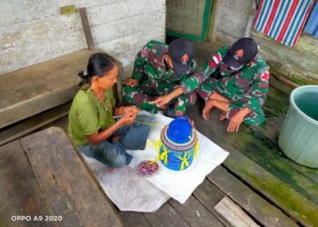 Lestarikan Budaya Kerajinan Tangan Buat Sarung Galon Anggota Satgas Yonif 144/JY Bersama Warga di Perbatasan.
