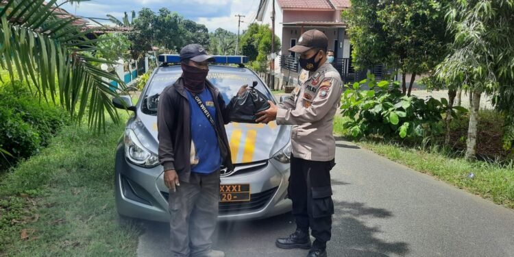 Polsek Bandara RHF Tanjungpinang Gelar Bansos Bantu Beban Masyarakat.