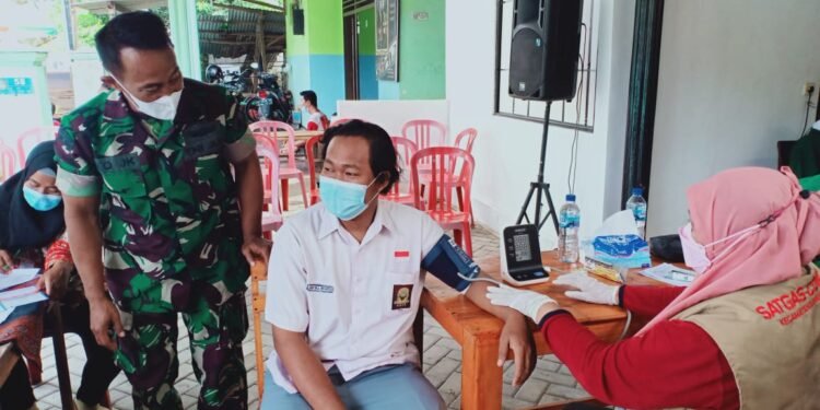 Danramil Sananwetan, Monitoring Kegiatan Serbuan Vaksinasi Covid-19 Di Wilayah Binaan.
